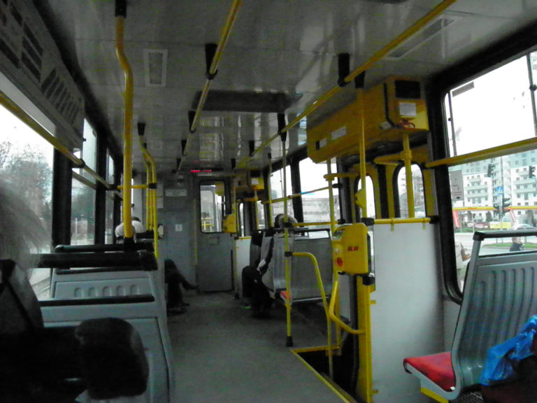 Komunikat ostrzeże przed wyjściem z tramwaju na jezdnię