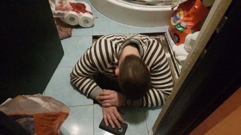 Poszukiwany schował się pod podłogą