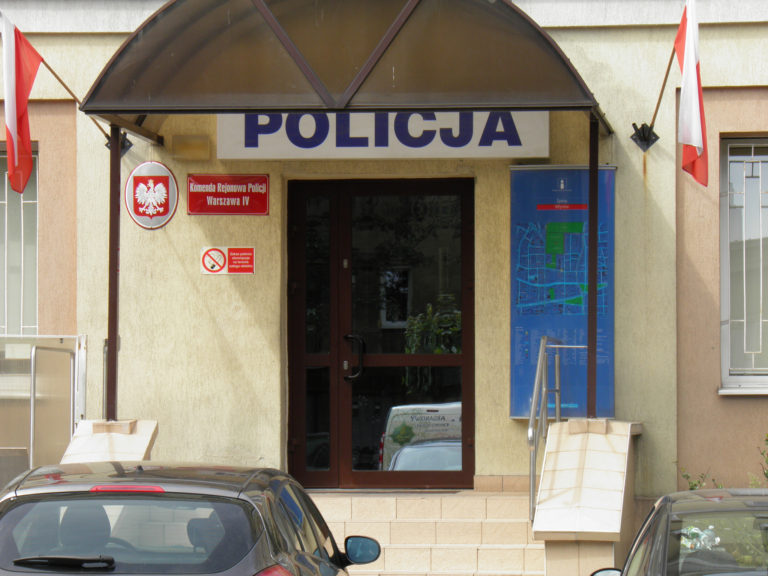 Dyżurny pomógł kobiecie leżącej na chodniku