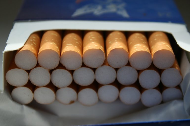 Papierosy bez akcyzy na bazarku