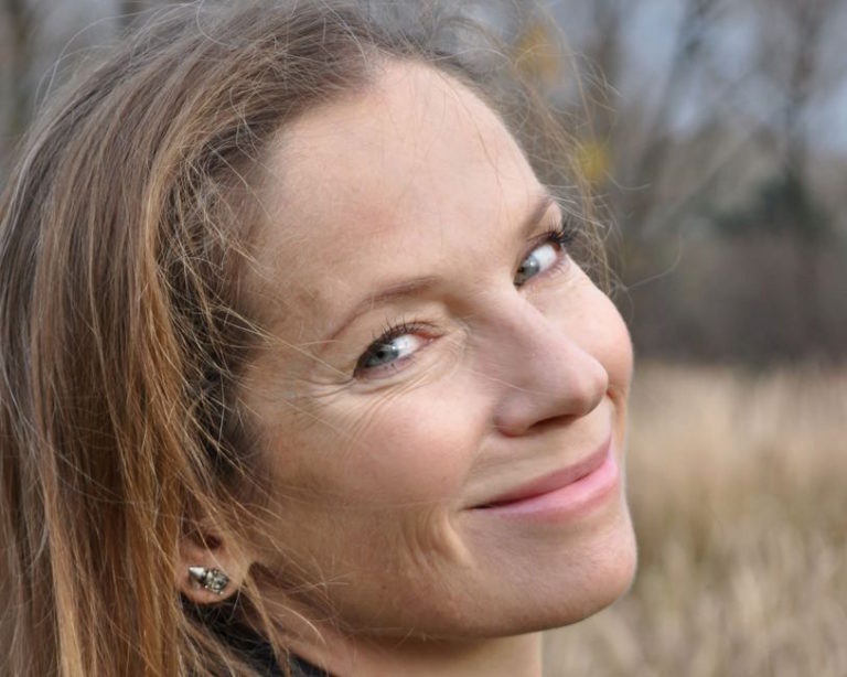 Joanna Bator w bibliotece na Woli