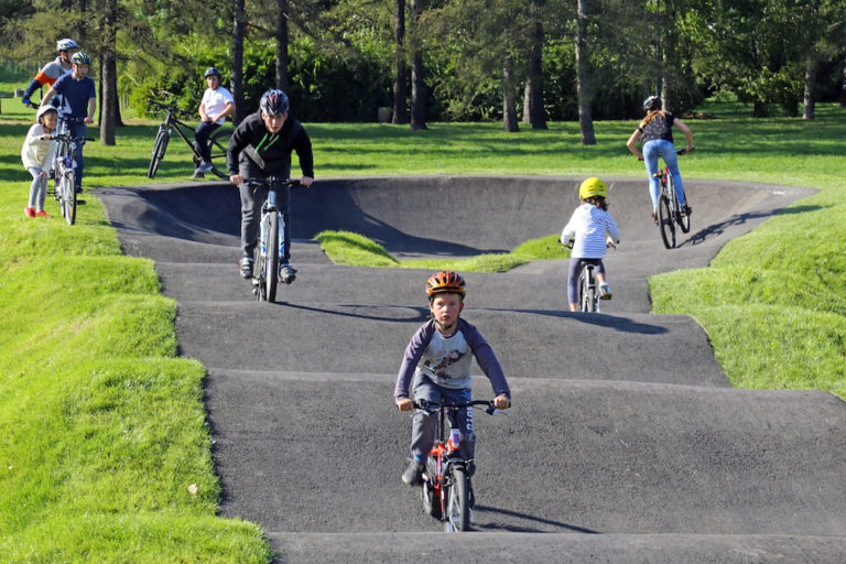 Pumptrack i droga dla rolkarzy w parkach