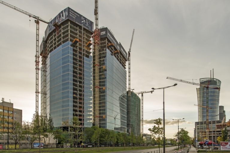 Na wieży Warsaw HUB zawisła wiecha