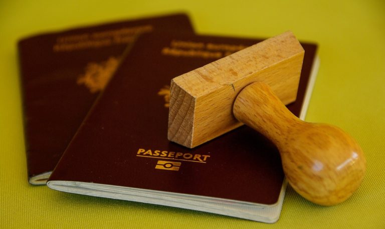 Podrabiali karty w paszporcie