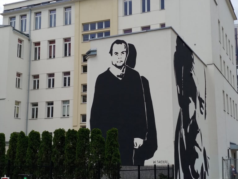 Jacek Kuroń na ścianie liceum
