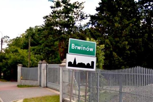 Brwinów , tablica na wjeździe do miasta od strony Kotowic, foto Google Street View