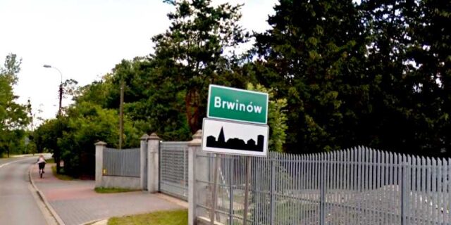 Brwinów , tablica na wjeździe do miasta od strony Kotowic, foto Google Street View