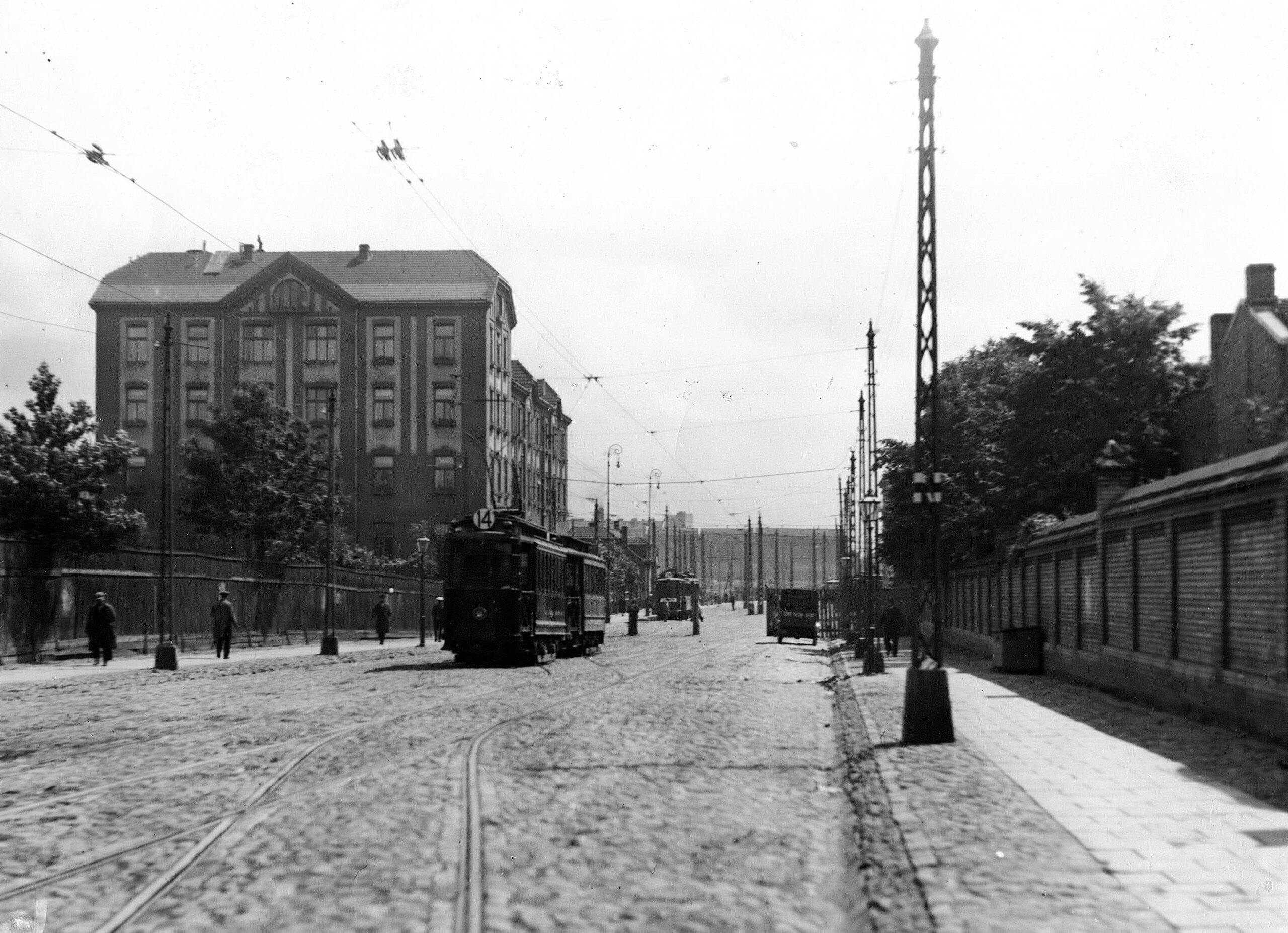 Młynarska 2 - wjazd na teren zajezdni tramwajowej w czerwcu 1931 r.  Zdj. NAC