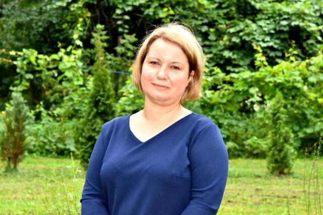Monika Ciżewska Maleńka od 1 lipca 2022 roku dyrektor Szkoły Podstawowej nr 403 w Warszawie przy ul. K. Karlińskiego 6