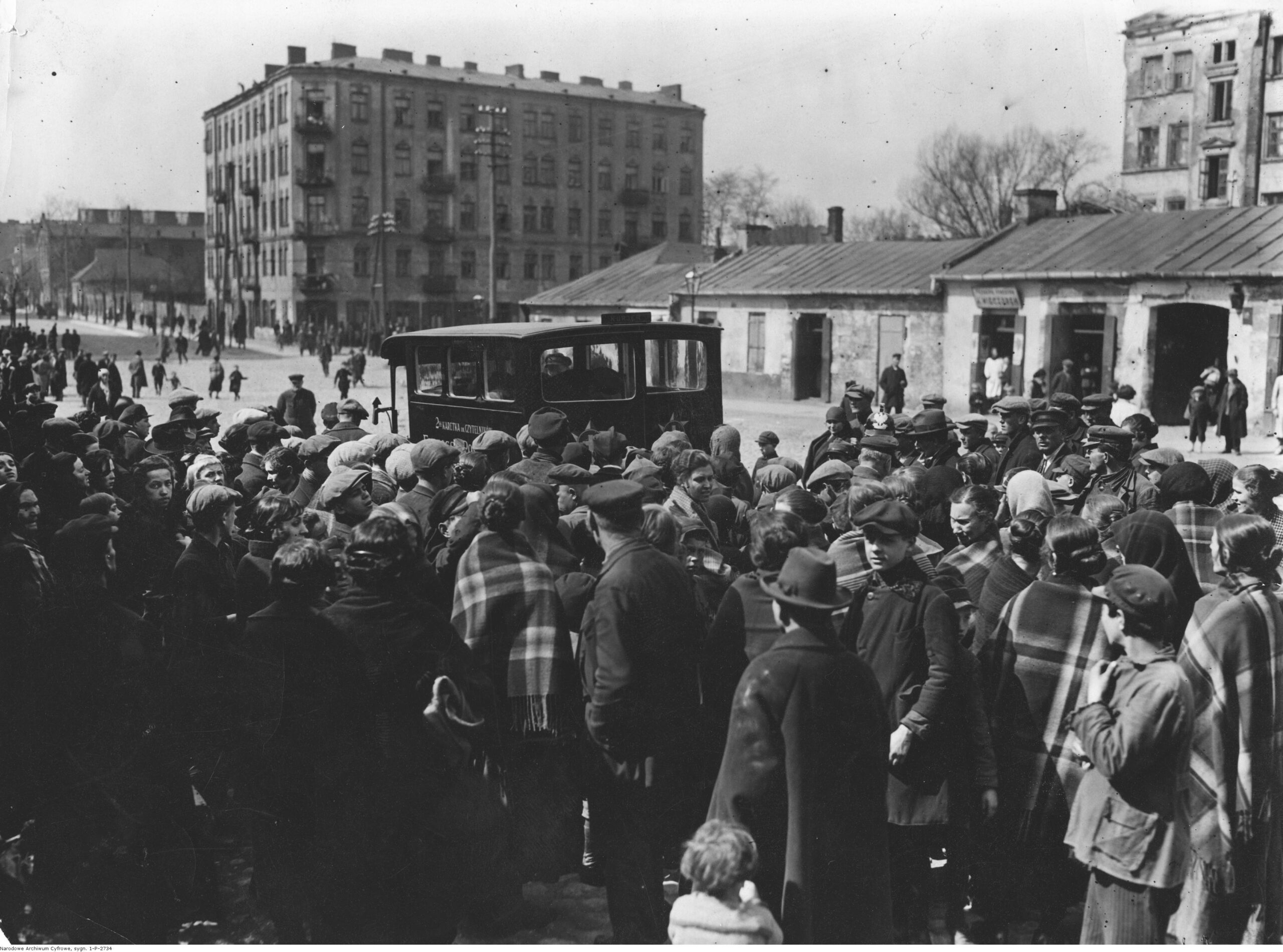 Kercelak - Uczestnicy demonstracji przy karetce pogotowia ratunkowego zabierającej rannego demonstranta - 1926 r.  Zdj. NAC