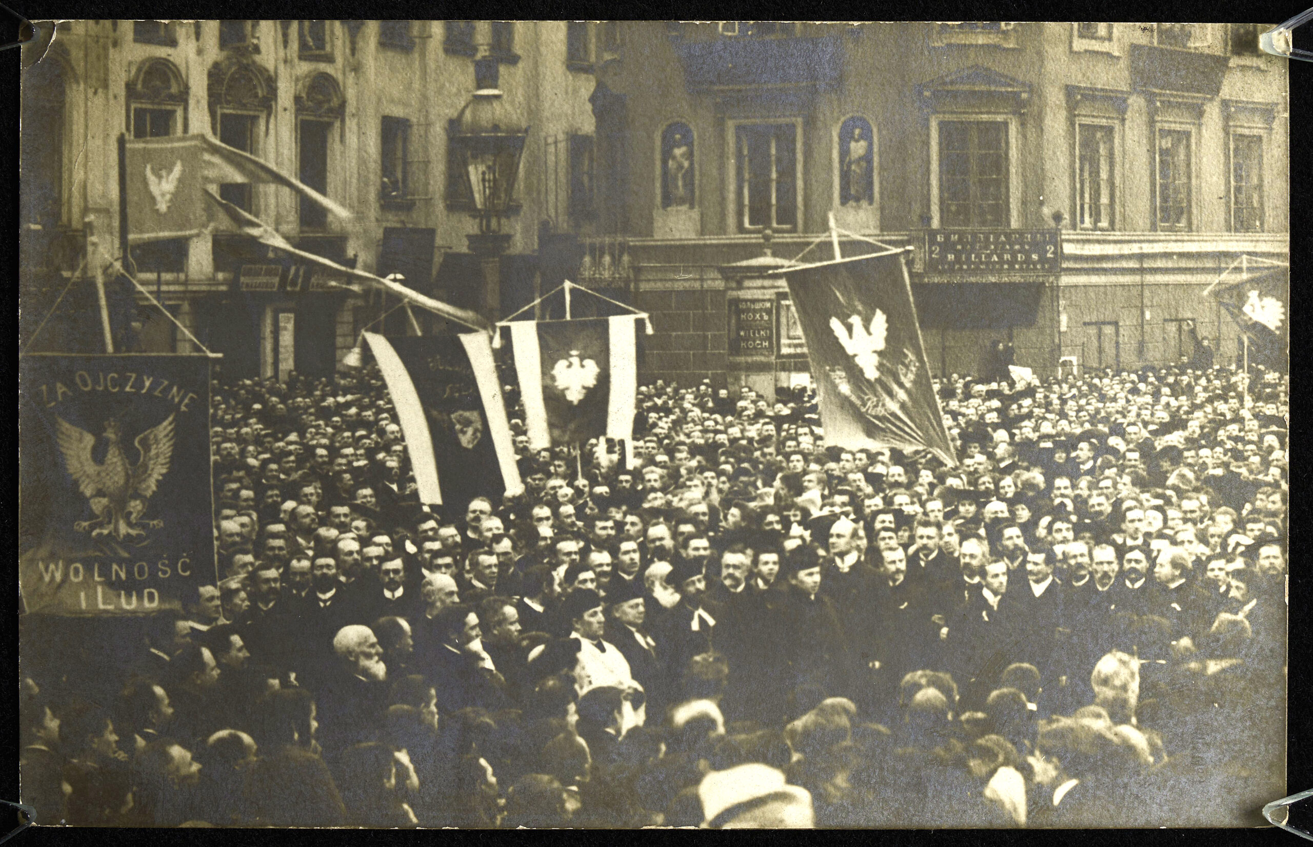 Patriotyczna manifestacja na ulicach Warszawy 17 listopada 1918.  Fot.  polona.pl