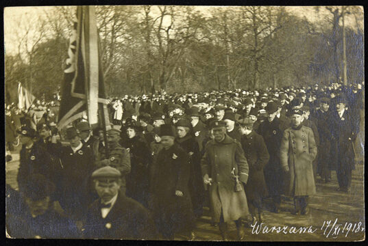 Przemarsz ulicami Warszawy 17 listopada 1918 r. Fot. polona.pl