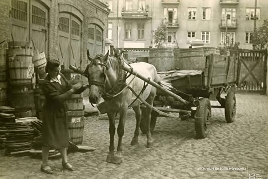 Pani Irena Wasilewska w magazynie zakładów Fructosa. Warszawa, ok. 1942. Fot. A.H.M.
