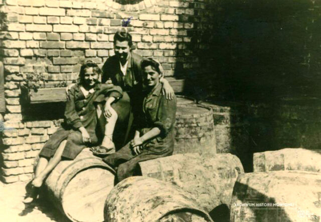 Pani Irena Wasilewska (w środku) wraz z koleżankami z pracy w magazynie zakładów Fructosa. Warszawa, 1942. Fot. Irena Wasilewska, A.H.M.