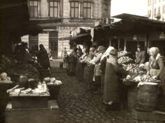 Handel na Placu Kercelego, stragany z owocami i warzywami. Marzec 1927 r. Fot. NAC