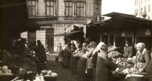 Handel na Placu Kercelego, stragany z owocami i warzywami. Marzec 1927 r. Fot. NAC