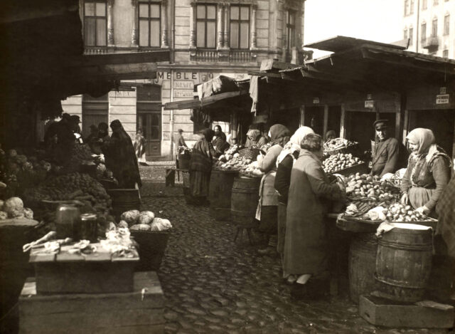 Handel na Placu Kercelego, stragany z owocami i warzywami. Marzec 1927 r. Fot. NAC