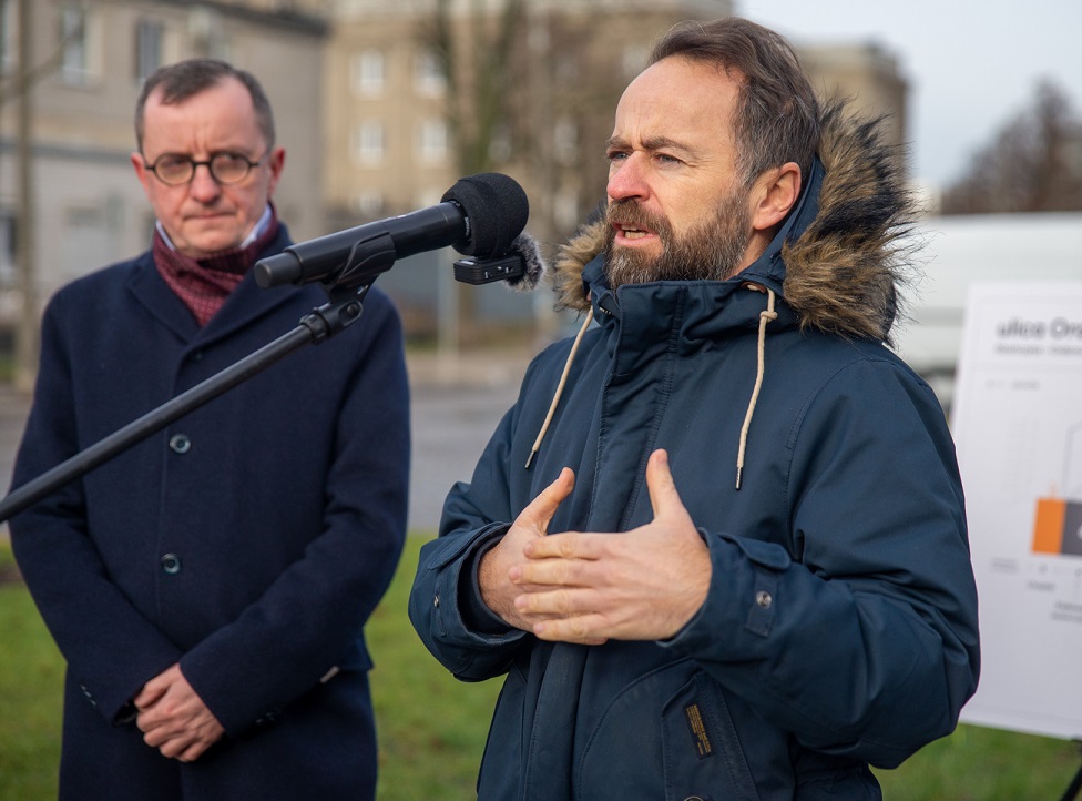 Prof. Lewicki i prezydent Olszewski, ulica Ordona Fot. R. Motyl UM Warszawa.