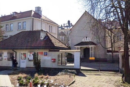 Wojewódzki Szpital Zakaźny w Warszawie przy ul. Wolskiej 37. Fot. Google Street View