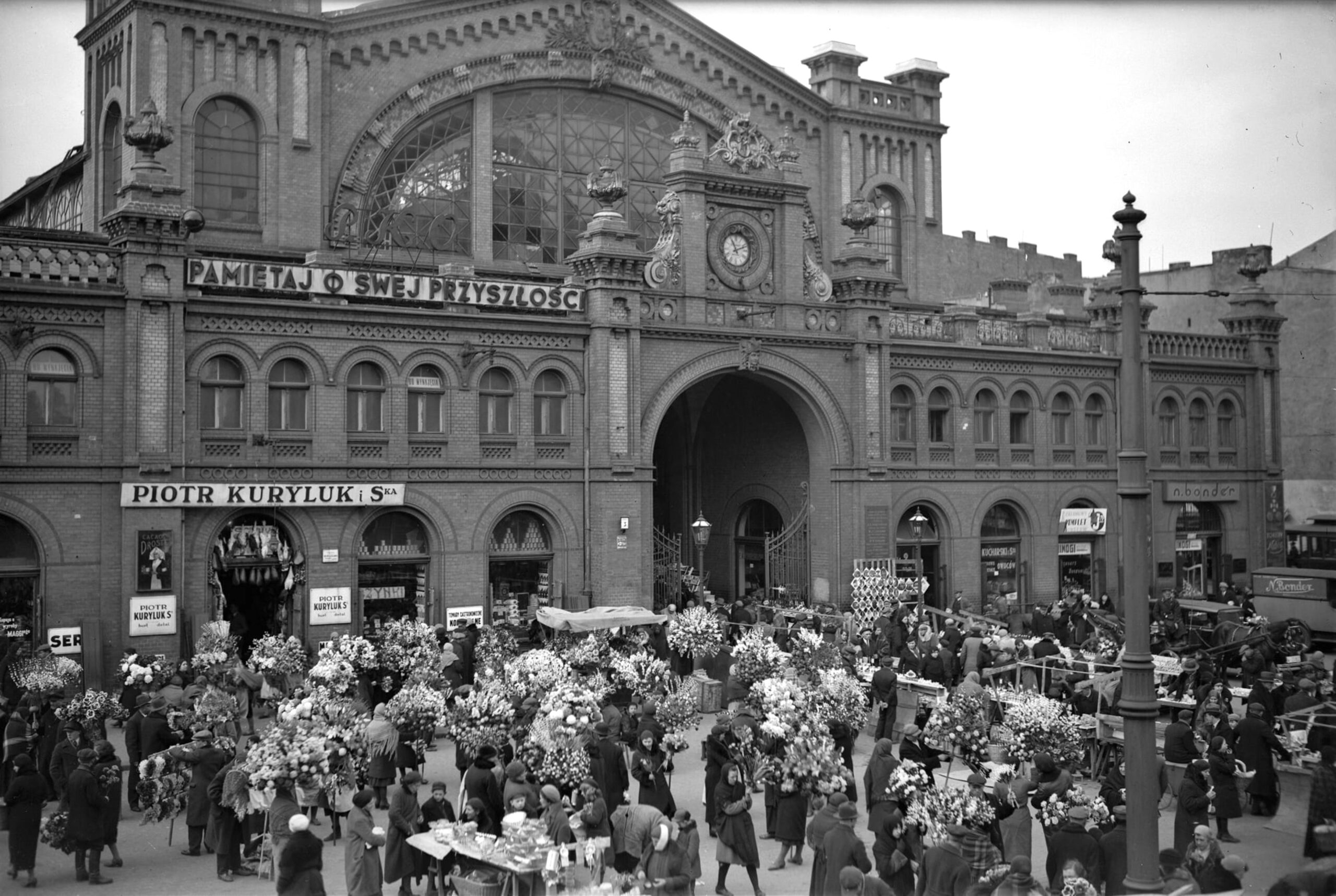 Przedświąteczny handel przed Halą Mirowską Rok 1934. Fot. Henryk Poddębski