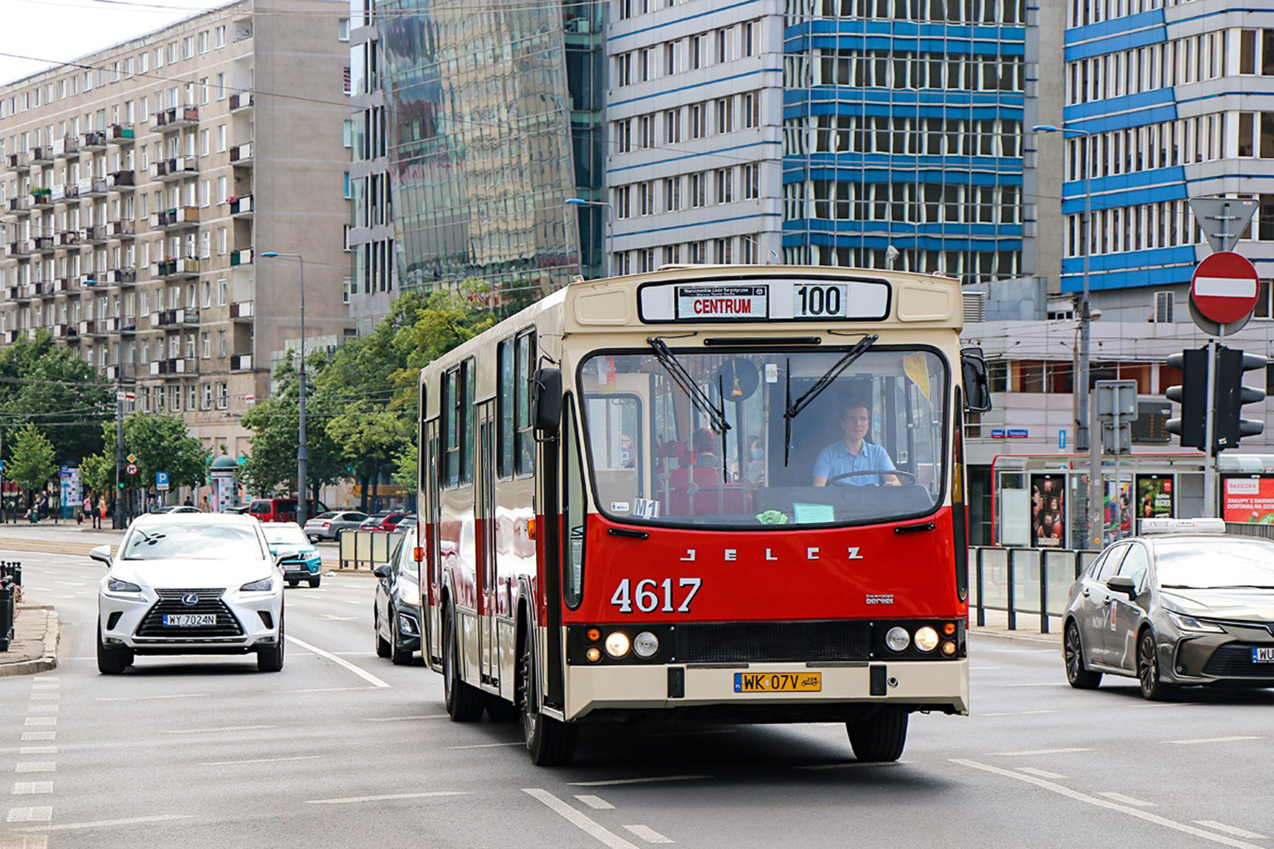 Warszawskie Linie Turystyczne autobus linii 100 Fot. ZTM Warszawa