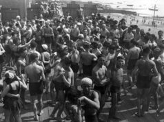 Przedwojenna plaża Poniatówka - zabawa na dechach Fot. NAC