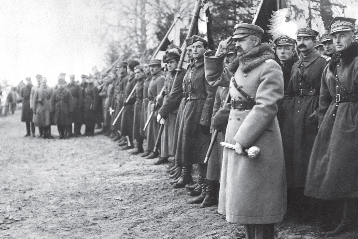 Józef Piłsudski podczas uroczystości odznaczenia Lwowa krzyżem Virtuti Militari, listopad 1920 r. Fot. NAC