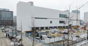 Nowe drzewa na placu Centralnym Fot. C. Warś UM Warszawa