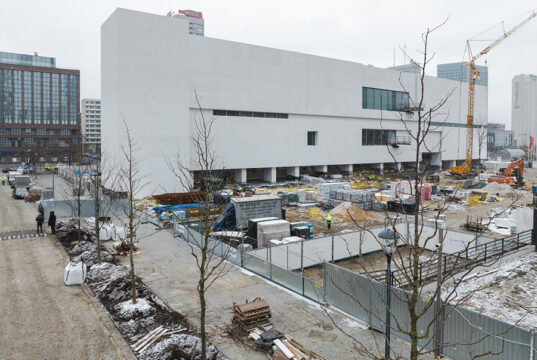 Nowe drzewa na placu Centralnym Fot. C. Warś UM Warszawa