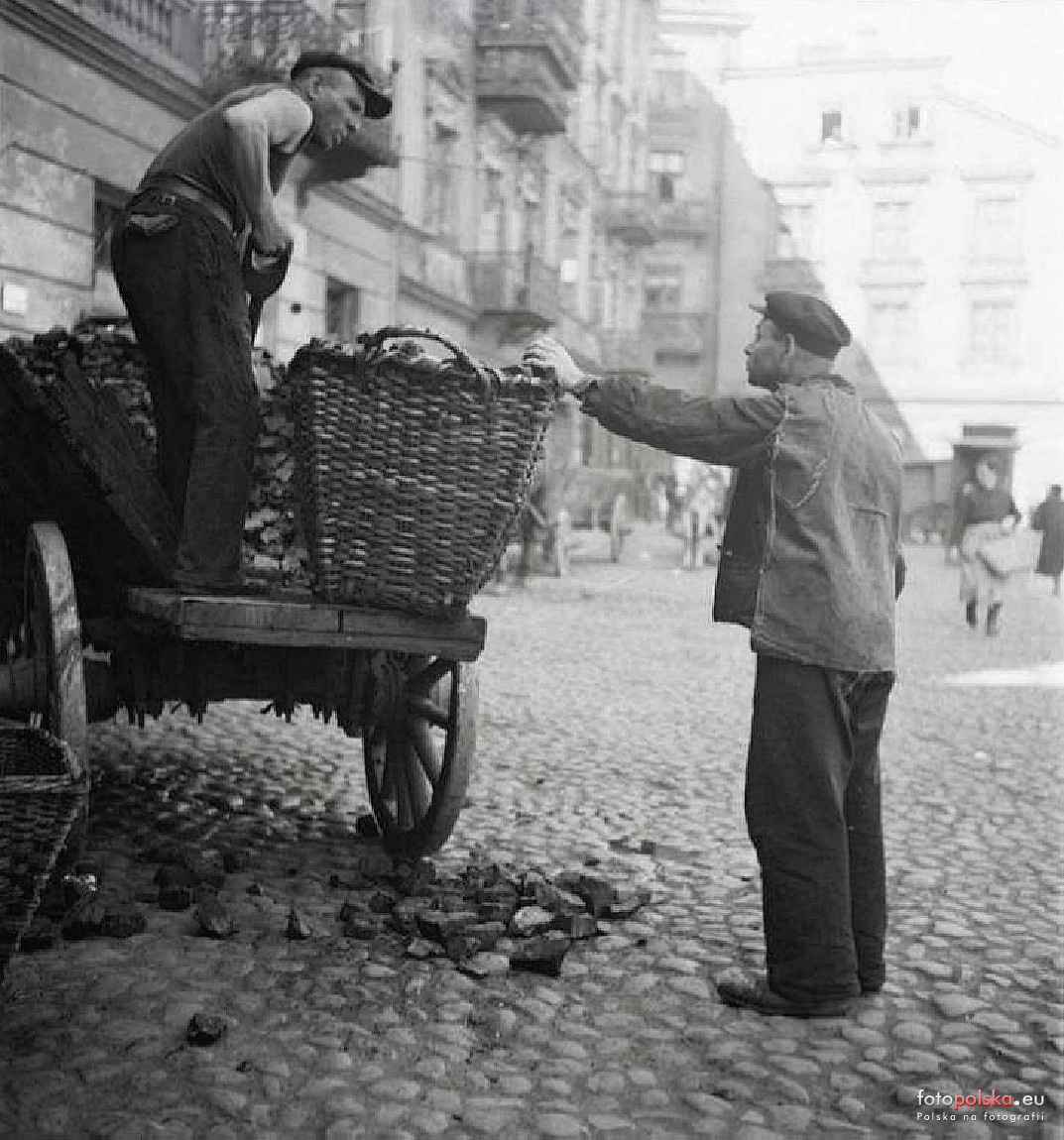 Ulica Krochmalna - węglarz na ulicy 1935 1939 Fot. Fotopolska Eu