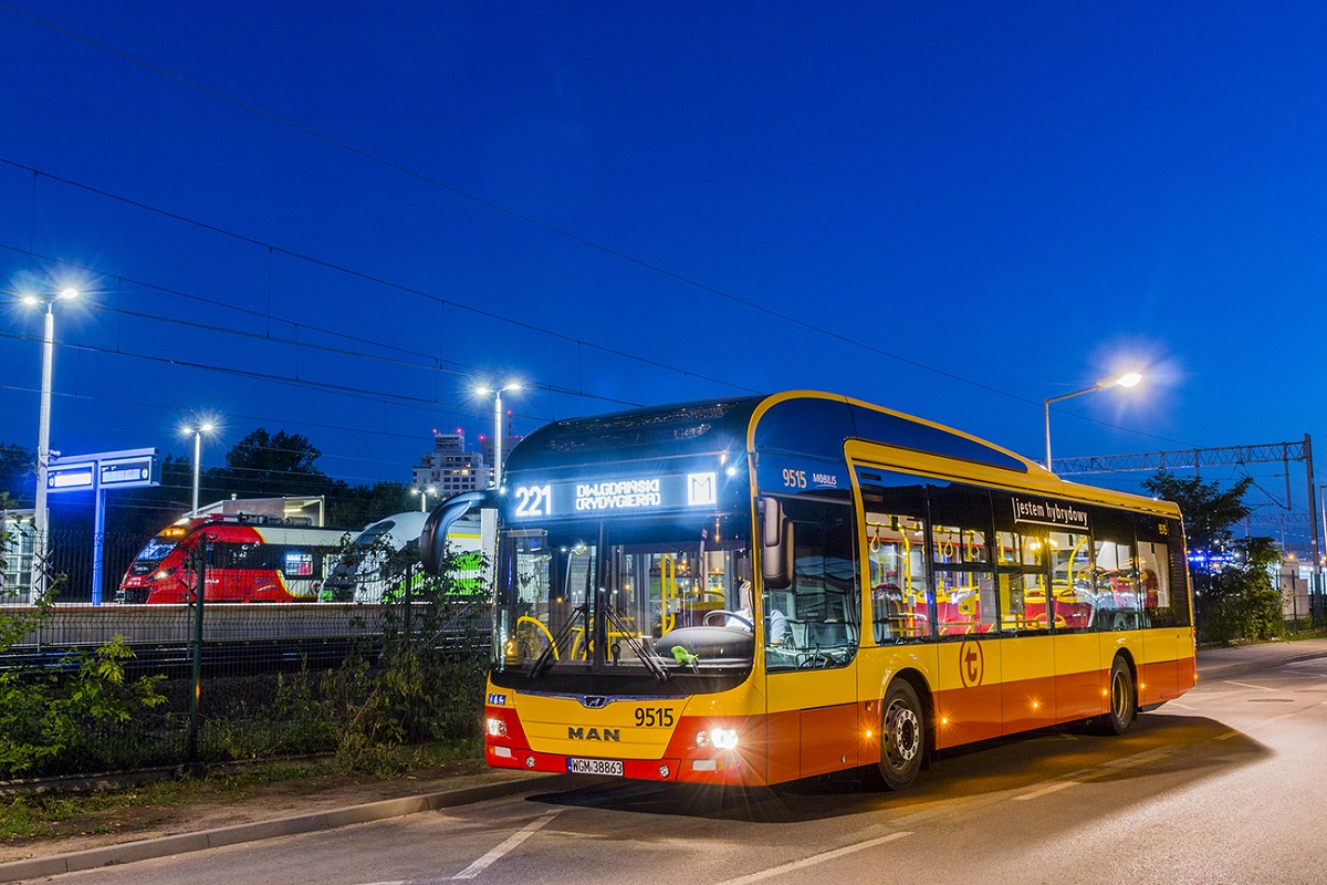 Autobus i pociągi SKM Fot. UM Warszawa