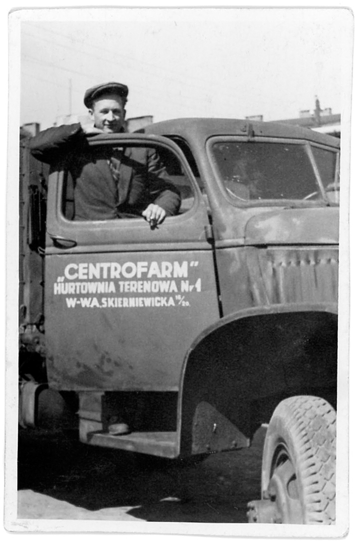 Cefarm jeszcze jako Centrofarm. Ojciec przy kabinie samochodu - 1952 r..