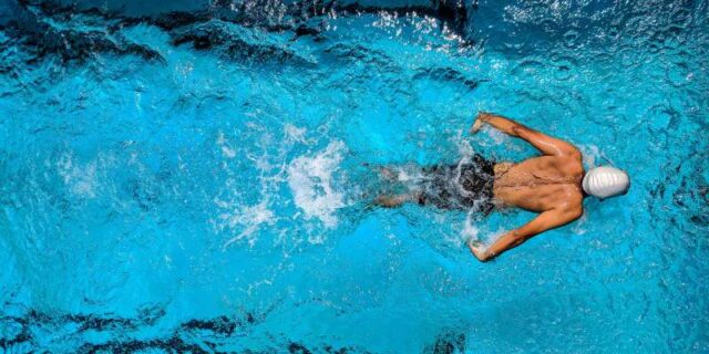 Pływanie na basenach. Fot. Guduru Ajay Bhargav (źr. Pexels.com)