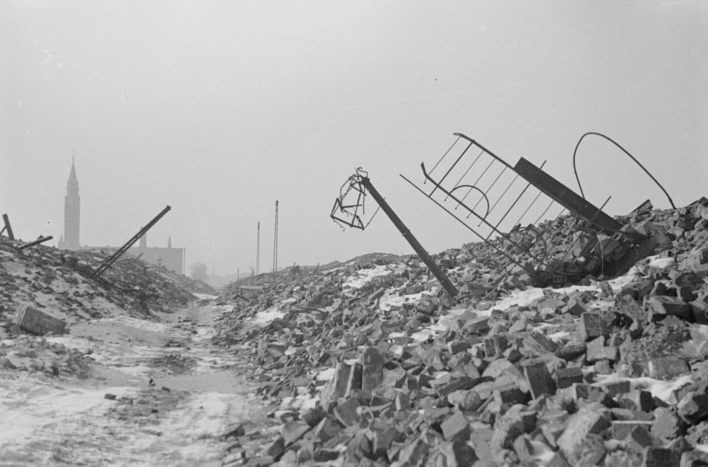 Ruiny na Dzielnej, w tle kościół św. Augustyna 1945 rok