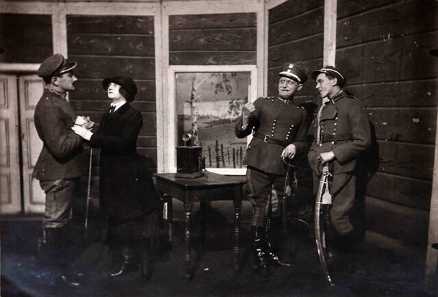 Stefan Wiechecki (z lewej strony) na scenie Teatru Popularnego - 1925 r. Fot. Zbiory spadkobierców pisarza