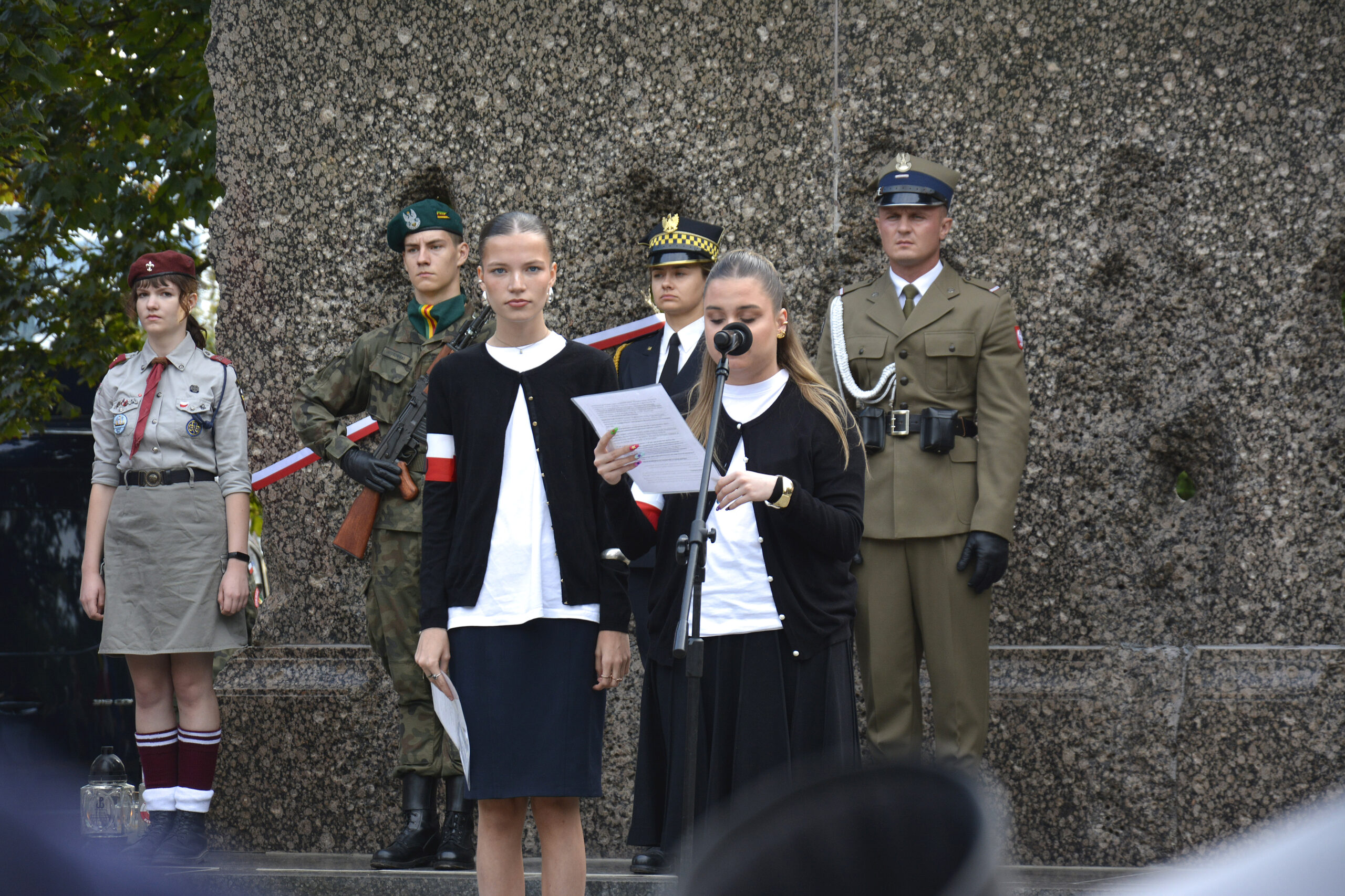 Wnuczki Jerzego Janowskiego odczytują przesłanie dla przyszłych pokoleń.   Fot. Janusz Dziano