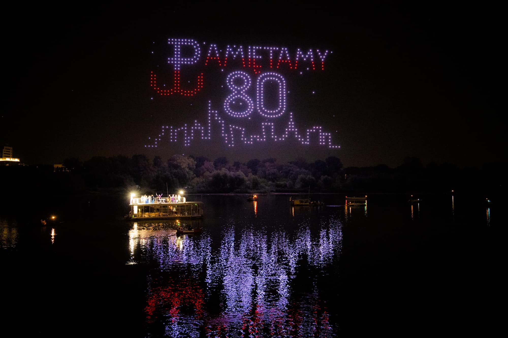 Wieczorny pokaz dronów z okazji 80. rocznicy Powstania Warszawskiego.