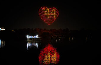 Wieczorny pokaz dronów z okazji 80. rocznicy Powstania Warszawskiego.
